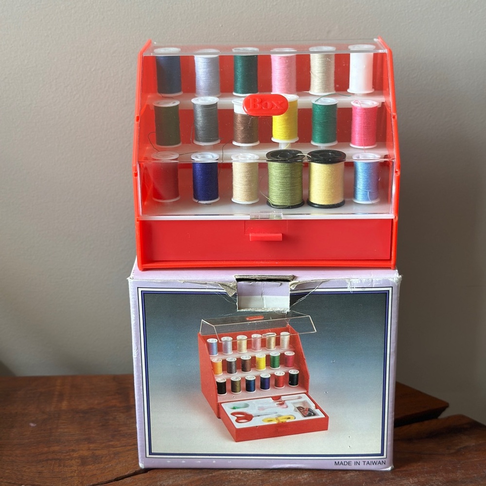 Vintage Sewing Box Crafts Storage Thread Sewing Accessories Organizer Box Red - Picture 5 of 6